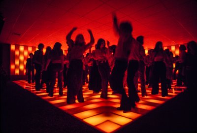Młodzi tancerze w dyskotece klubu nocnego tańczący na oświetlonym parkiecie autorstwa Ted Spiegel