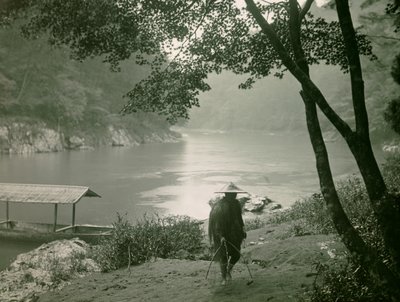 Rybak nad rzeką Hozu, dzielnica Arashiyama, Kioto ok. 1900-1915 r. (zdjęcie) autorstwa Teijiro Takagi