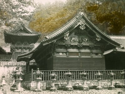 Część świątyni Tosho-Gu zwanej Sanjinko w Nikko, około 1900-1915 r. (zdjęcie) autorstwa Teijiro Takagi