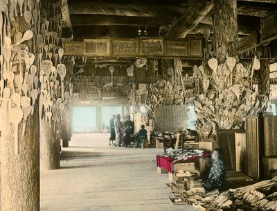 Sprzedawca łyżek ryżowych w pawilonie Thousand Tatami, Miyajima, ok. 1900-1915 r. (zdjęcie) autorstwa Teijiro Takagi