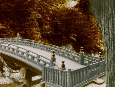 Shinkyo (święty most) w mieście Nikko, około 1900-1915 (zdjęcie) autorstwa Teijiro Takagi