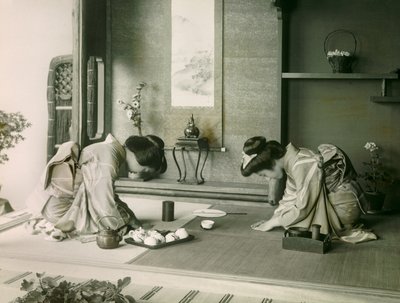 Dwie Japonki w tradycyjnych strojach witające się przed ceremonią parzenia herbaty, ok. 1900-1915 r. (zdjęcie) autorstwa Teijiro Takagi