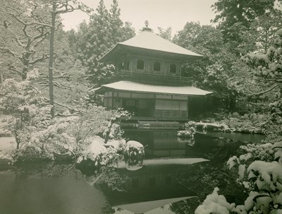 Widok na Ginkaku-ji pod śniegiem w Kioto, około 1900-1915 (zdjęcie) autorstwa Teijiro Takagi