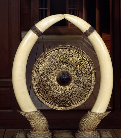 Gong zwisający z kłów słonia (metal i kość słoniowa) autorstwa Thai School