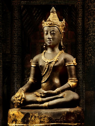 Lanna Budda ozdobiona regaliami autorstwa Thai School