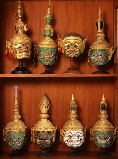 Maski do teatru Khon (ceramika i metal) autorstwa Thai School