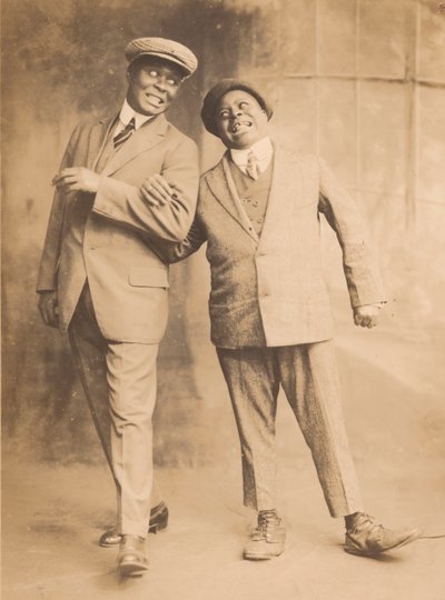 Fotografia dwóch mężczyzn łączących ramiona, lata 1910 - 1920. autorstwa The Bell Studio
