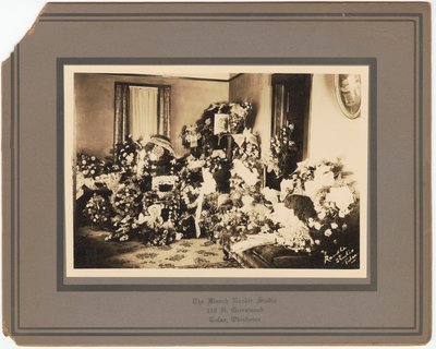 Odbitka fotograficzna pogrzebowych kompozycji kwiatowych dla Samuela M. Jacksona Jr., wrzesień 1928. autorstwa The Blanch Randle Studio