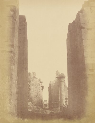 Karnak, Widok przez salę Hypostyle autorstwa Théodule Devéria