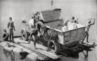 Przeprawa przez rzekę Chambesi na zepsutym pontonie, Rodezja Północna, 1925 1927 autorstwa Thomas A. Glover