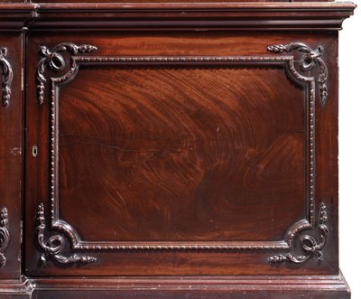 Przełamany regał George III autorstwa Thomas Chippendale