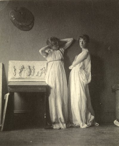 Dwie modelki w strojach klasycznych z rzeźbą Eakinsa „Arcadia”, ok. 1883 (odbitka platynowa) autorstwa Thomas Cowperthwait Eakins