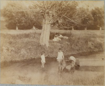 Troje dzieci i pies bawiący się w strumieniu, 4 lipca 1883 autorstwa Thomas Eakins