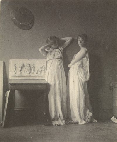 [Dwie modelki w klasycznych strojach z rzeźbą Eakinsa "Arkadia"]. autorstwa Thomas Eakins