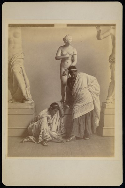 [Dwóch studentów w strojach greckich przed gipsowym odlewem Afrodyty w sali odlewów Akademii Pensylwanii]. autorstwa Thomas Eakins