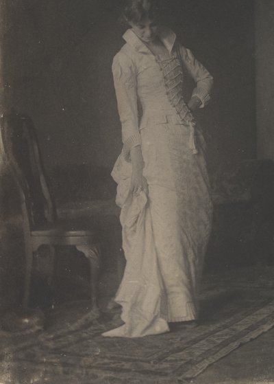 [Kobieta w białej sukni ze sznurowanym gorsetem w pracowni Thomasa Eakinsa], 1880., 1880. autorstwa Thomas Eakins