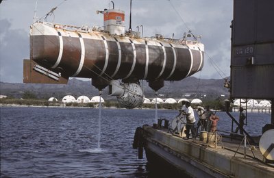Okręt podwodny Trieste, Apra Harbor, Guam, ok. 1960 r. (zdjęcie) autorstwa Thomas J. Abercrombie