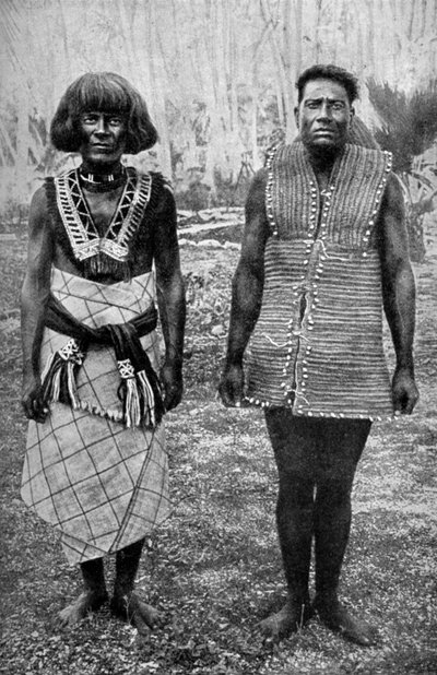 Uroczysty strój wojenny i codzienny, Wyspy Gilberta, 1922 autorstwa Thomas McMahon