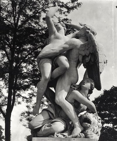 Saturn Abducting Kybele, alegoria Ziemi, ok. 1675-80, sfotografowany w Jardin des Tuileries w Paryżu, Adolphe Giraudon (1849-1929) (marmur) (zdjęcie czarno-białe) autorstwa Thomas Regnaudin