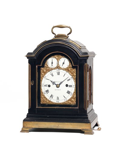 Uderzający zegar stołowy George III, ok. 1770 (drewno, szkło i metal) (patrz także 491922) autorstwa Thomas Wagstaff or Wagstaffe