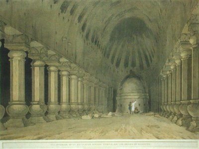 Wnętrze wykopanej świątyni hinduskiej na wyspie Salsette, tablica 63 z „Oriental Scenery: Twenty Four Views in Hindoostan”, wydanej 1800 (kolor lito) autorstwa Thomas und William Daniell