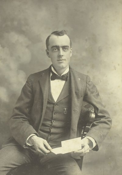 Portret siedzącego mężczyzny bez tytułu, 18801899. autorstwa Thompson Studio