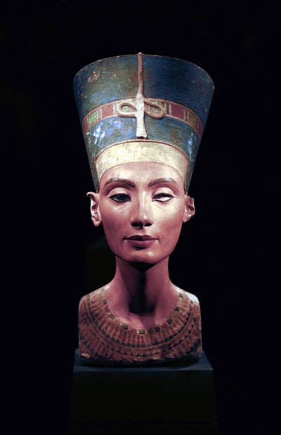 Popiersie Nefretete (ok. 1370- ok. 1330 p.n.e.) Wielka królewska żona (główna małżonka) egipskiego faraona Echnatona. Nefertiti i jej mąż byli znani z rewolucji religijnej. Zaczęli czcić tylko jednego boga, Atena, tarczę słoneczną. autorstwa Thutmose Thutmose