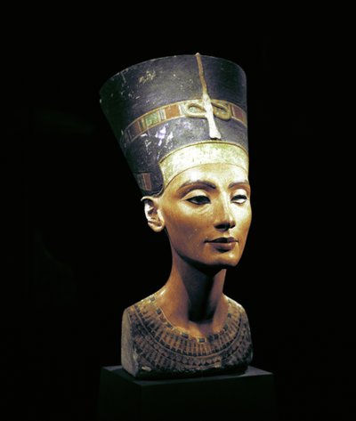 Popiersie Nefretete (ok. 1370- ok. 1330 p.n.e.) Wielka królewska żona (główna małżonka) egipskiego faraona Echnatona. Nefertiti i jej mąż byli znani z rewolucji religijnej. Zaczęli czcić tylko jednego boga, Atena, tarczę słoneczną. autorstwa Thutmose Thutmose