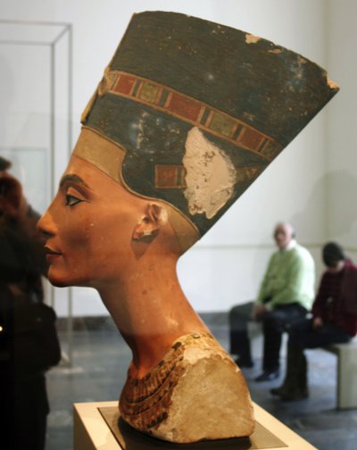 Popiersie portretowe Nefertiti (XIV w. p.n.e.) królowej-małżonki faraona Echnatona w Muzeum Egipskim w Altes Museum Berlin. autorstwa Thutmose Thutmose