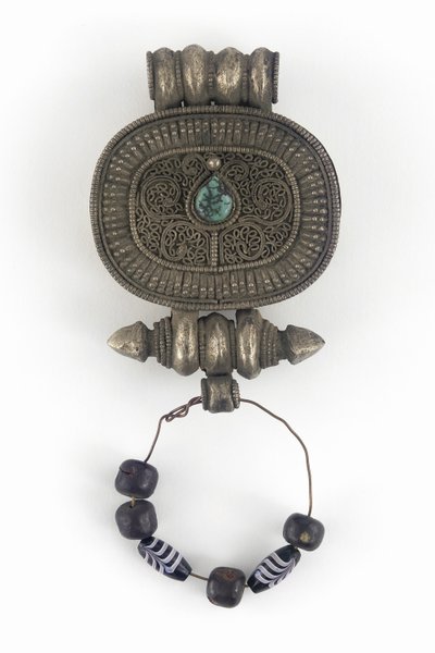 Etui na amulet (Gau) (srebrne, szklane koraliki i turkus) autorstwa Tibetan School