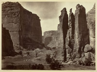 Cañon de Chelle, Ściany Grand Cañon, około 1200 stóp wysokości autorstwa Timothy O