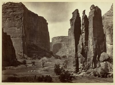 Cañon de Chelle, Ściany Grand Cañon, około 1200 stóp wysokości autorstwa Timothy O