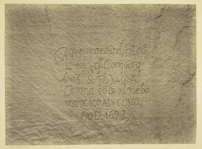 Historyczny hiszpański zapis podboju, południowa strona Skały Inskrypcji, N.M. Geograficzne i geologiczne eksploracje i badania na zachód od 100. południka. Ekspedycja z 1873 r. -Porucznik Geo. M. Wheeler, Korpus Inżynierów, dowódca. autorstwa Timothy O
