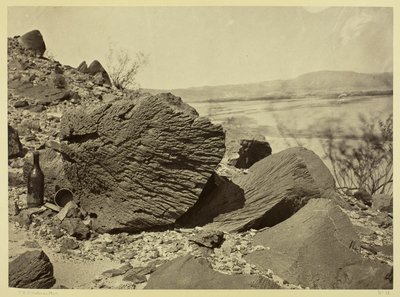 Skała wyrzeźbiona przez dryfujący piasek, poniżej Fortification Rock, Arizona autorstwa Timothy O