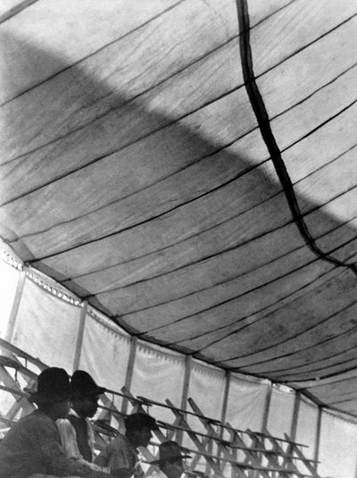 Namiot cyrkowy (Wielki Rosyjski Cyrk), Meksyk, 1924 autorstwa Tina Modotti