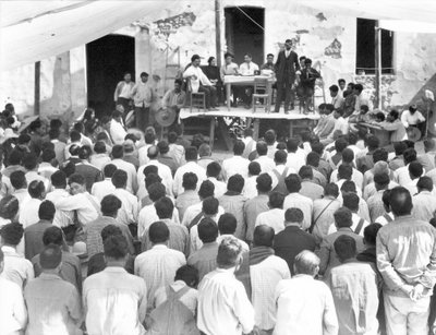 Spotkanie Campesinos: Przy stole Xavier Guerrero i Julio Antonio Mella, Jalapa, Meksyk, 1927 autorstwa Tina Modotti