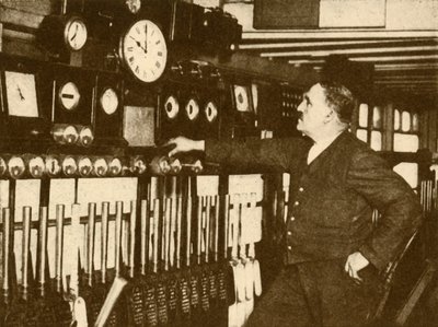 Nagrywanie sygnału czasu dziennego na stacji Liverpool Street, Londyn i North Eastern Railway, 1930. autorstwa Topical Press Agency