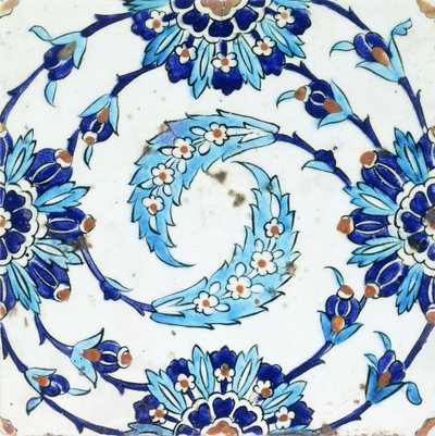Płytka ceramiczna Iznik ze spiralnym motywem roślinnym, pocz. XVII w. (ceramika) autorstwa Turkish School