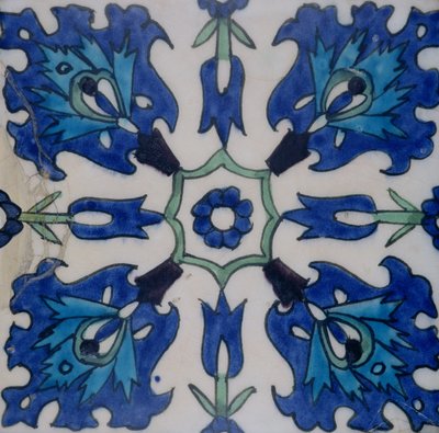 Płytka Iznik z motywem kwiatowym (ceramiczna z kolorową glazurą) autorstwa Turkish School