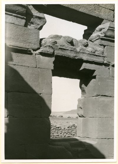 Architraw w świątyni, Naqa, Sudan, zdjęcie Ugo Monneret de Villard autorstwa Ugo Monneret de Villard