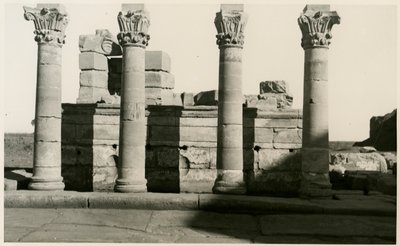 Kolumnada rzymskiego nimfeum, Dendera, Egipt, zdjęcie Ugo Monneret de Villard autorstwa Ugo Monneret de Villard