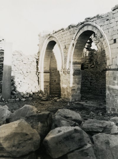 Kolumna i łuki, wnętrze chrześcijańskiej bazyliki pod wezwaniem Najświętszej Marii Panny, Qasr Ibrim, Egipt, zdjęcie Ugo Monneret de Villard autorstwa Ugo Monneret de Villard