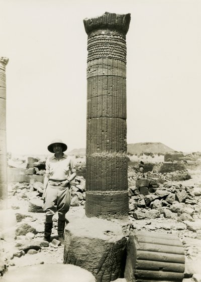 Kolumna z dekoracyjnymi płaskorzeźbami, ruiny świątyni w Great Enclosure, Musawwarat es Sufra, Sudan, zdjęcie Ugo Monneret de Villard autorstwa Ugo Monneret de Villard
