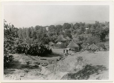 Etiopska wioska z okrągłymi domami krytymi strzechą, Aksum, Etiopia, zdjęcie Ugo Monneret de Villard autorstwa Ugo Monneret de Villard
