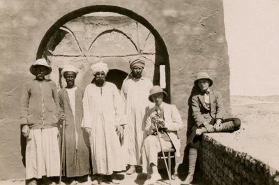 Czterech robotników, architekt Ferdinando Reggiori i archeolog Ugo Monneret de Villard w klasztorze św. Symeona w Asuanie w Egipcie, zdjęcie Ugo Monneret de Villard autorstwa Ugo Monneret de Villard
