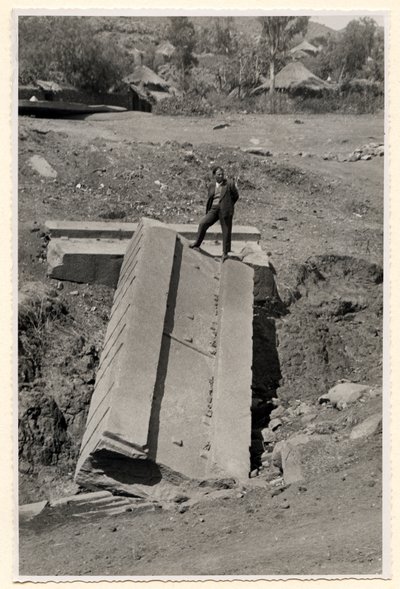 Fragment steli, Aksum, Etiopia, zdjęcie autorstwa Ugo Monneret de Villard autorstwa Ugo Monneret de Villard
