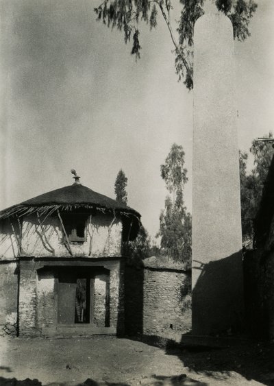 Dom obok steli, Aksum, Etiopia, zdjęcie autorstwa Ugo Monneret de Villard autorstwa Ugo Monneret de Villard