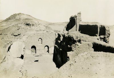 Wnętrze dużego donżonu (qasr) klasztoru św. Symeona, Asuan, Egipt, zdjęcie autorstwa Ugo Monneret de Villard autorstwa Ugo Monneret de Villard