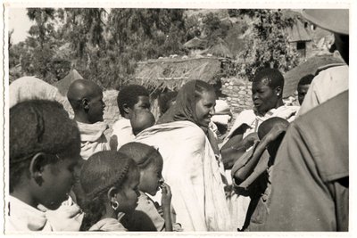 Mężczyźni, kobiety i dzieci w Axum, Etiopia, zdjęcie Ugo Monneret de Villard autorstwa Ugo Monneret de Villard