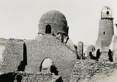 Minaret al-Mashhad al-Bahari i ruiny meczetu, niedaleko Asuanu, Egipt, zdjęcie Ugo Monneret de Villard autorstwa Ugo Monneret de Villard